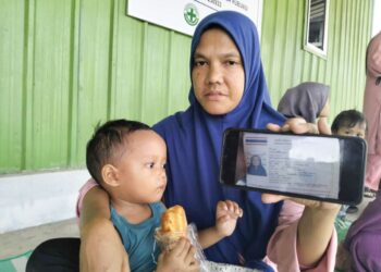 ZULI Che Hassan menunjukkan gambar neneknya yang maut dalam kemalangan di Kampung Berangan, Tumpat, Kelantan. – UTUSAN/ROHANA ISMAIL