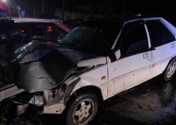 KEADAAN Proton Saga Iswara dinaiki dua beradik selepas terlibat kemalangan di Jalan Sungai Petani-Baling di Kampung Bukit Terabak, Kupang di Baling.