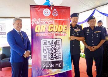 JAUTEH Dikun (dua kanan) bersama Datuk Bandar Kota Kinabalu, Datuk Seri Sabin Samitah (kiri) semasa pelancaran Kod Qr Aduan masyarakat di Warisan Square, Kota Kinabalu hari ini