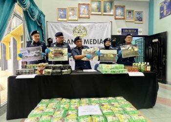 ISMAIL Hashim (tiga dari kanan) menunjukkan dadah yang dirampas bernilai RM2.35 juta dalam sidang akhbar di pejabat kastam cawangan Padang Besar, Perlis semalam.-UTUSAN/ASYRAF MUHAMMAD