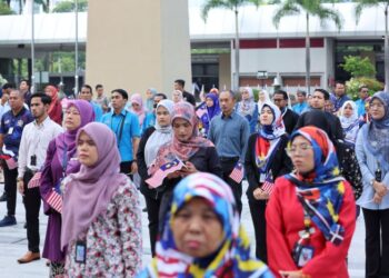 RAMAI wanita kini cenderung mula bekerja pada usia lewat 20-an.