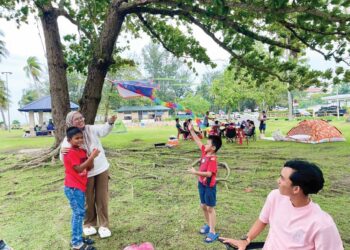 NORAINA Aransan bermain layang-layang bersama anaknya sempena cuti sekolah di Pantai Tanjung Aru, Kota Kinabalu, Sabah.