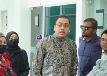 AHMAD Husam Muhamad Baderudin (tiga dari kiri) keluar dari kompleks mahkamah selepas menghadapi pertuduhan menggunakan gelaran dan kehormatan yang tidak diiktiraf di Mahkamah Sesyen Kangar, Perlis, hari ini. - UTUSAN/ASYRAF MUHAMMAD