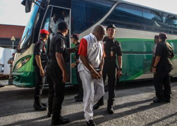 WARDEN penjara mengawal banduan yang dibawa ke Kompleks Mahkamah Alor Setar untuk mendengar keputusan semakan kehakiman hukuman mati. - UTUSAN/ SHAHIR NOORDIN