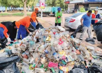 SISA pepejal yang dikumpul sempena Hari Cuci Malaysia Peringkat Daerah Pontian di Pusat Perdagangan Pontian, Johor, semalam.