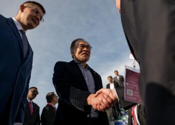 ANWAR Ibrahim  di Vladivostok, Rusia sempena lawatan kerja dua hari.-ANWAR/FACEBOOK