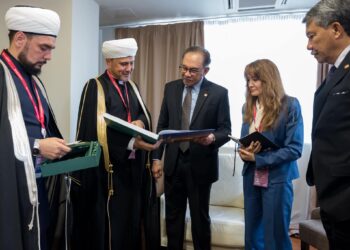 ANWAR Ibrahim ketika bertemu Rushan Hazrat Abbyasof membincangkan sistem perbankan Islam, latihan serta pembangunan keupayaan antara yang turut disentuh selain pertukaran kepakaran dan kerjasama pelbagai institusi di Malaysia.