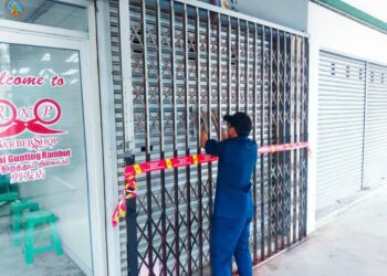 ANGGOTA penguat kuasa MBS menyita sebuah premis yang didapati menjalankan aktiviti nombor ramalan haram dan judi dalam talian di Taman Bandar Ekar, Rantau, Seremban baru-baru ini.