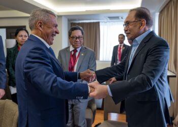 Anwar Ibrahim dan Rustam Minnikhanov mengadakan pertemuan bagi membincangkan kerjasama dari aspek ekonomi dengan pelabur-pelabur di wilayah itu.-FACEBOOK/ANWAR