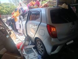 Gara-gara telefon bimbit, kereta rempuh kedai pakaian