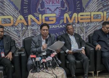 AZAM Baki (dua, kiri)) pada sidang akhbar berkaitan isu Teluk Gong di Ibu Pejabat SPRM, Putrajaya, hari ini. - UTUSAN/FAIZ ALIF