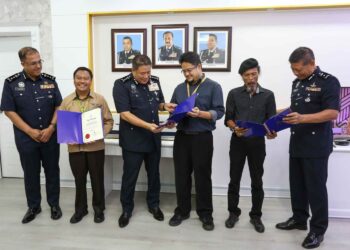 AZIZI Mat Aris (tiga dari kiri) bersama penerima sijil penghargaan sempena Perhimpunan Bulanan Ketua Polis Perak  di IPK Perak di Ipoh. - UTUSAN/MUHAMAD NAZREEN SYAH MUSTHAFA