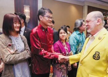 YANG di-Pertuan Agong, Sultan Ibrahim berkenan bersalaman tetamu semasa berangkat ke Majlis Santapan bersama diaspora Malaysia di China World Summit Wing Hotel, Beijing, semalam. - FOTO/FB SULTAN IBRAHIM