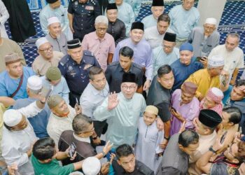 ANWAR Ibrahim beramah mesra dengan orang ramai selepas menunaikan solat Jumaat di Masjid Darussalam, Puchong, semalam. – UTUSAN/SHIDDIEQIIN ZON