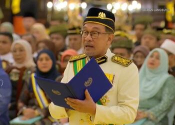 ANWAR ketika berucap pada Istiadat Menghadap dan Istiadat Pengurniaan Darjah Kebesaran, Bintang dan Pingat Persekutuan sempena Sambutan Ulang Tahun Hari Keputeraan Rasmi Yang di-Pertuan Agong, Sultan Ibrahim, hari ini. - FACEBOOK RASMI RTM