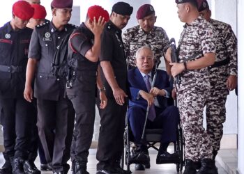 Najib Razak tiba di Mahkamah Tinggi Kuala Lumpur bagi perbicaraan 
kes penyelewengan dana 1Malaysia Development Berhad (1MDB) 
semalam.  -UTUSAN/ M. FIRDAUS M.J OHARI