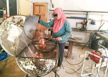 NORHASLIDA Yunus menyiapkan tempahan tempat barbeku 
di rumahnya di Kampung Belukar Bukit, Hulu Terengganu, semalam. 
– UTUSAN/NOOR HAYATI MAMAT