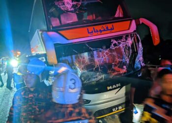 KEADAAN bas yang merempuh pembahagi jalan di Kilometer 273.5, Lebuh Raya Utara-Selatan arah selatan di  Ipoh hari ini. - UTUSAN