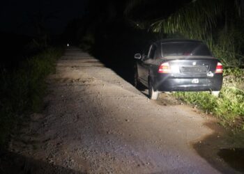 KEADAAN kereta yang ditemui bersama mayat mangsa di Jalan Pasir, Taman Pertama, Sabak Bernam, kelmarin.