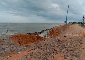 KEADAAN bentang penahan ombak di Bagan Sungai Tiang yang rosak akibat fenomena air pasang besar baru-baru ini ketika tinjauan di Bagan Datuk, Perak semalam. – UTUSAN/AIN SAFRE BIDIN