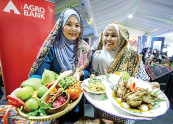 Salbiah Abdullah (kiri) dan Seri Dewi Mohd. Ropi menunjukkan menu masakan ketika menyertai Pertandingan Masakan Explorasi Rasa Tadisional sempena Pameran Pertanian, Hortikultur dan Agropelancongan Malaysia (MAHA) 2024 di MAEPS, semalam.