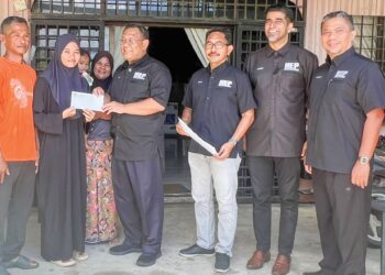 SITI Nabila Mohammad Zaidi menerima sumbangan zakat daripada Sazili Shahibi di Kampung Golok, Semerak, Pasir Puteh, Kelantan semalam. – UTUSAN/TOREK SULONG