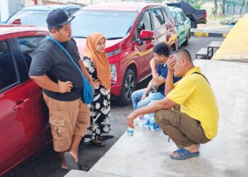 SUASANA hiba menyelubungi perkarangan Unit Forensik Hospital Kuala Lipis ketika proses bedah siasat mangsa kemalangan di Kilometer 57 Jalan Lingkaran Tengah Utama dekat Lipis, Pahang, semalam. 
– UTUSAN/NORFARHIZA MOHD. ATAR