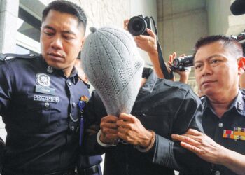 MOHAMAD Riza Makar hadir atas dakwaan mengugut seorang wanita di Mahkamah Majistret di Putrajaya, semalam. – UTUSAN/FAISOL MUSTAFA