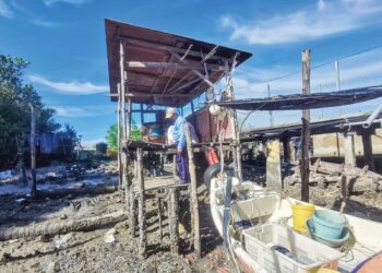 KEADAAN pelantar ikan yang rosak dipukul ombak berikutan air pasang besar di Bagan Sungai Tiang di Bagan Datuk, Perak semalam. 
–UTUSAN/AIN SAFRE BIDIN
