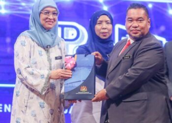 RUSMINI Ku Ahmad (kiri) menerima cenderamata selepas merasmikan Konvensyen Projek Pendidikan Digital STEM Pulau Pinang 2.0 (PesInPro 2.0) Peringkat Kebangsaan di Seberang Jaya, Pulau Pinang semalam. – UTUSAN/SITI NUR MAS ERAH AMRAN