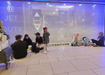 SEBAHAGIAN penumpang yang terkandas kerana perjalanan feri dibatalkan berikutan cuaca buruk di Terminal Feri Penumpang Kuah, Langkawi semalam. – UTUSAN/NUR AMALINA AZMAN