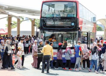 Orang ramai menaiki bas Rapid KL yang disediakan secara percuma untuk bergerak ke sekitar Pameran Pertanian, Hortikultur dan Agropelancongan Malaysia (MAHA) 2024 di MAEPS, semalam. – UTUSAN/FARIZ RUSADIO