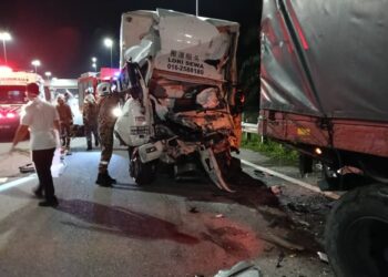 KEADAAN lori yang merempuh belakang sebuah treler menyebabkan pemandu dan kelindan maut di Kilometer 202 WCE arah selatan dekat Lumut hari ini. - UTUSAN/JBPM PERAK