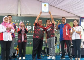 RAIS Yasin mengangkat sijil pengiktirafan MBOR pada Program MBOR World Clean Up Day 2024 MBMB di Dataran Klebang, Melaka.