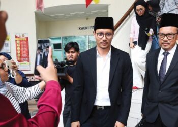 FATTAH Amin hadir bersama peguamnya di Mahkamah Rendah Syariah Petaling, Shah Alam, pagi semalam bagi kes penceraian dengan isterinya, Nur Fazura. – UTUSAN/SHIDDIEQIIN ZON