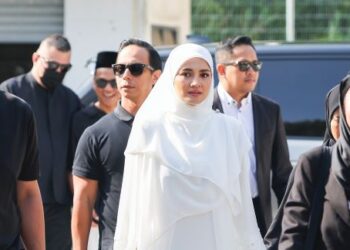 NUR FAZURA hadir di Mahkamah Rendah Syariah Petaling, Shah Alam, pagi semalam bagi kes penceraian dengan suaminya, Fattah Amin. 
–  UTUSAN/SHIDDIEQIIN ZON