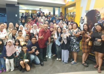 TEO NIE CHING bersama warga Kulai menghadiri program Jom Tonton Wayang Takluk: Lahad Datu di pusat beli-belah IOI Mall, Kulai.