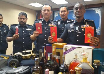 M. KUMAR (kanan) bersama-sama pegawai kanan menunjukkan antara barangan curi yang dirampas daripada Geng Bala yang melakukan jenayah samun dan pecah rumah dalam sidang akhbar di IPK Johor, Johor Bahru.