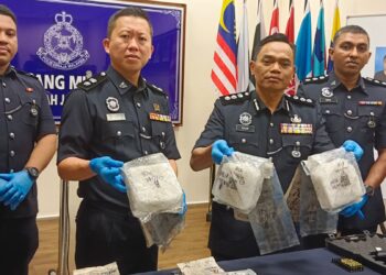 RAUB Selamat (tengah) menunjukkan dadah yang dirampas dalam sidang akhbar di IPD Johor Bahru Selatan, Johor Bahru.