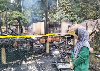 NIK Siti Nor Hamzani Mohd. Ghani  sugul melihat rumahnya yang musnah dalam kebakaran di Kampung Berangan Masjid, Tumpat, Kelantan-UTUSAN/ROHANA ISMAIL.
