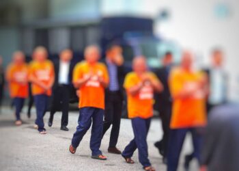 KESEMUA individu termasuk pegawai penguat kuasa direman lima hari bagi membantu siasatan kes menerima rasuah di Mahkmah Kota Bharu, Kelantan hari ini.