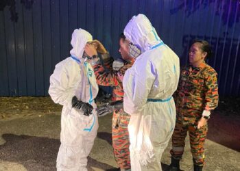 PASUKAN Hazmat Jabatan Bomba dan Penyelamat  melakukan pemantauan di lokasi yang dilaporkan terkesan bau bahan kimia di Taman Daya, Johor Bahru