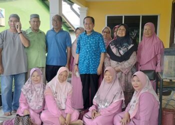 AHMAD Maslan (kiri)  melakukan Ziarah Kasih dan Ziarah Mesra kepada sebuah keluarga di Kampung Melayu 2, Kluang.