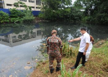 PENGERUSI Jawatankuasa Kesihatan dan Alam Sekitar Johor, Ling Tian Soon bersama-sama anggota bomba meninjau keadaan Sungai Pandan yang berbau busuk sehingga menyebabkan pencemaran  di Kampung Melayu Pandan, Johor Bahru.