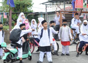 MURID-MURID Sekolah Agama Kampung Melayu Pandan, Johor Bahru diarahkan pulang oleh guru apabila dikesan pencemaran bau bahan kimia di kawasan berkenaan.