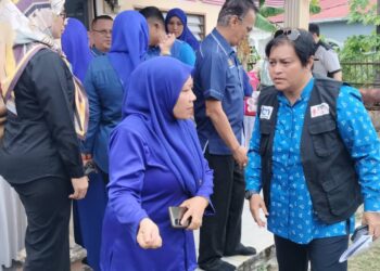 AZALINA OTHMAN Said (kanan) disambut Ketua Wanita UMNO Cawangan Taman Ilham, Halimah Ahmad semasa melawat Pusat Daerah Mengundi (PDM) Taman Ilham, Kluang.