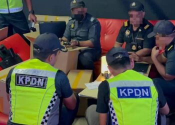 ANGGOTA KPDN Kelantan semasa menyerbu sebuah premis hiburan di Jalan Kebun Sultan, Kota Bharu, Kelantan.-IHSAN KPDN KELANTAN.