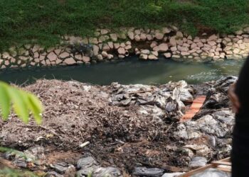 JAS Johor menemukan beberapa bungkusan yang dibuang di tepi anak Sungai Pandan yang mengeluarkan bau yang sama seperti pencemaran bau kimia di Kampung Melayu Pandan, Johor Bahru.