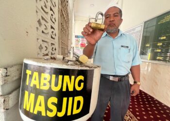ZAIZANI Azahari menunjukkan mangga yang berjaya diumpil pencuri di Masjid As-Syakirin mukim Air Tawar, di Pasir Puteh, Kelantan hari ini. UTUSAN/TOREK SULONG