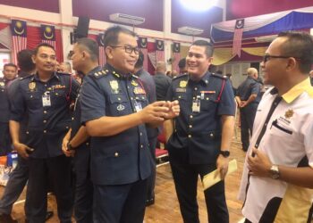 ZAINAL Madasin (kiri) beramah mesra dengan tetamu dengan tetamu yang hadir ke Majlis Perhimpunan Bulanan JBPM Kelantan di Tunjong, Kota Bharu, Kelantan-UTUSAN/ROSMIZAN RESDI